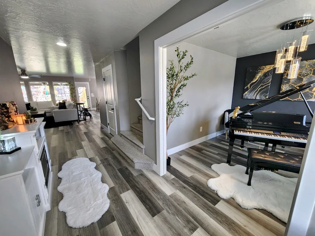 Bright interior with finished flooring for Southern Utah flooring guidance